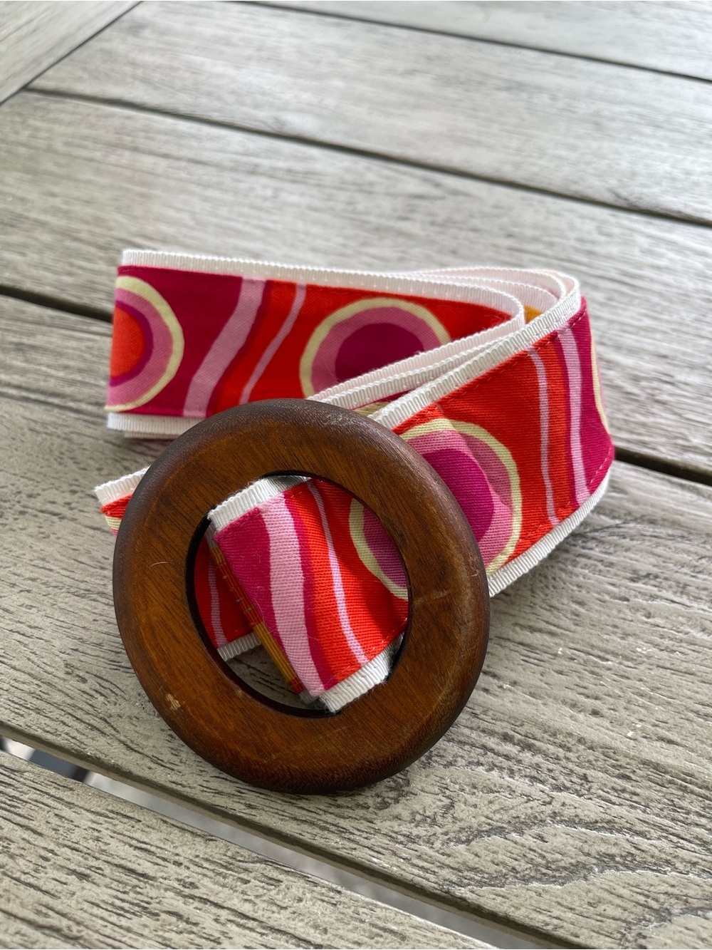 Wink Collection 1970’s Bold Pink Red Retro Ribbon Belt with Wooden Buckle